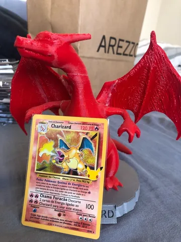 Carta Pokémon Charizard Ultra Raro Celebrações + Brindes em Promoção na  Americanas