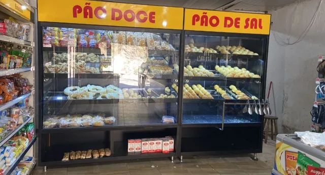 FRENTE PADARIA ,VASCAS DE PÃES DE SAL E VITRINES PÃES .