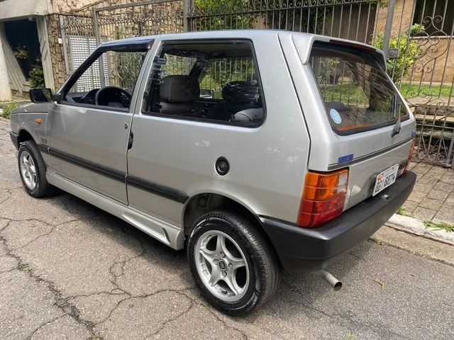 Carro semelhante ao Fiat Uno é cortado ao meio