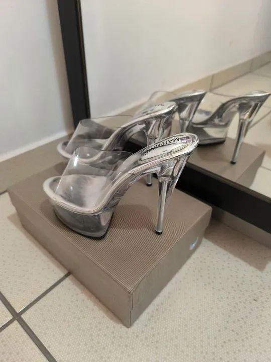 Salto alto de acrílico 