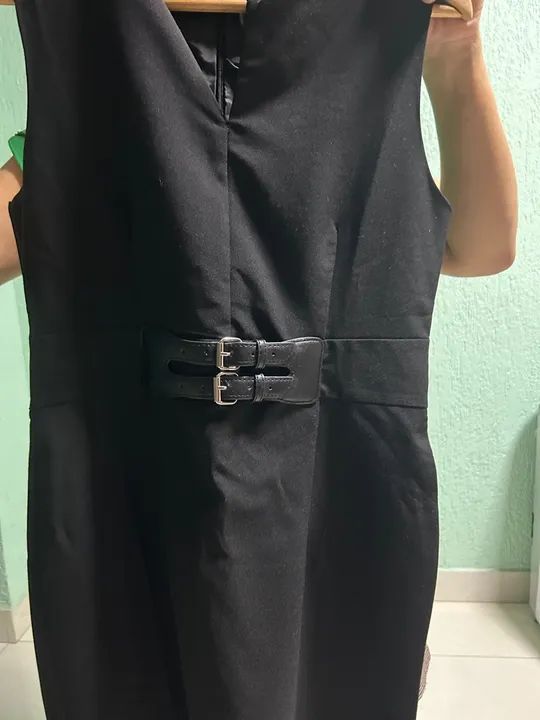 Vestido preto com fivela