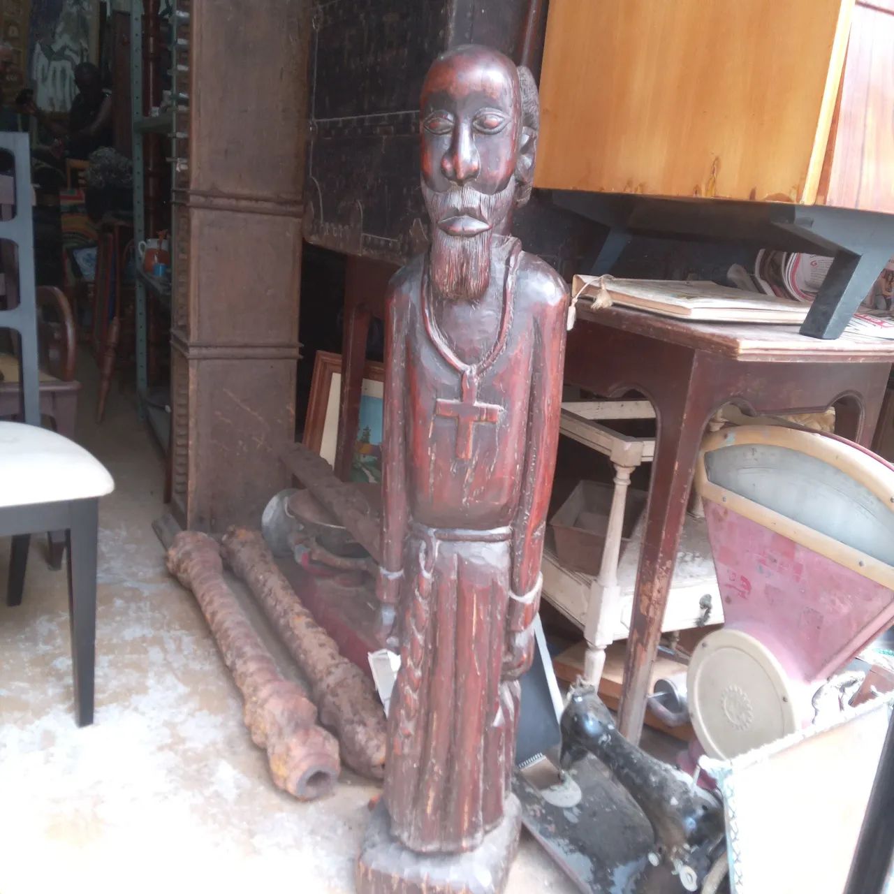 Estátua em madeira nobre