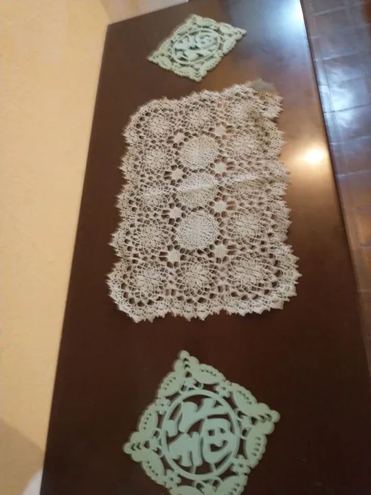 Conjunto toalha de centro e dois porta copos - Foto 4