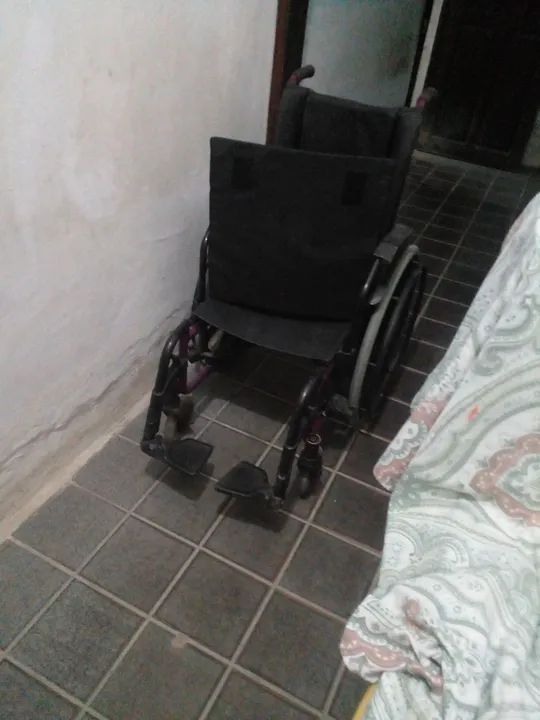 Vendo essas 2 cadeiras de rodas. - Foto 3