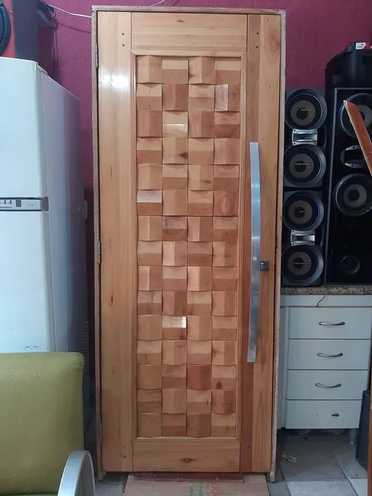 Vendo uma porta padrão altura 210cm? Com 80cm