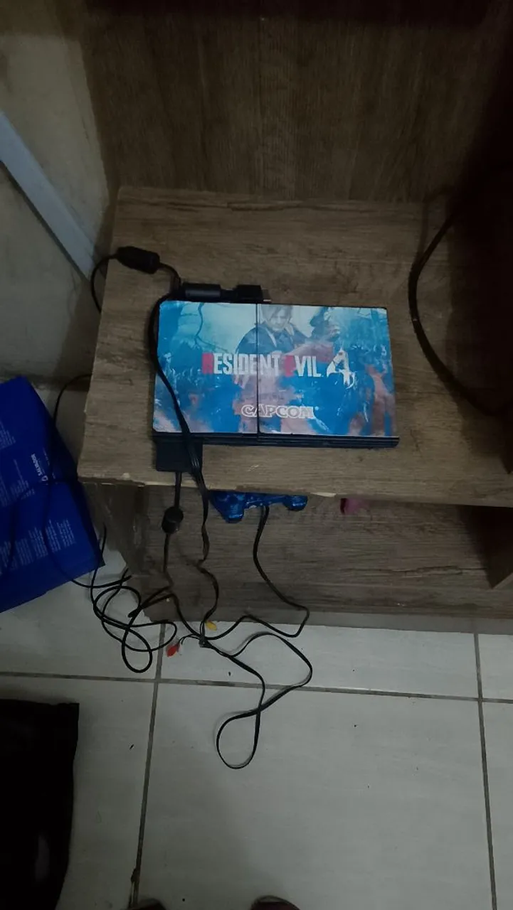 PlayStation 2 (PS2) com Resident Evil 4