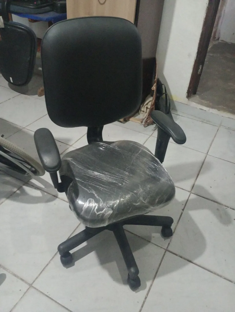 Cadeira de escritório ergonômica preta