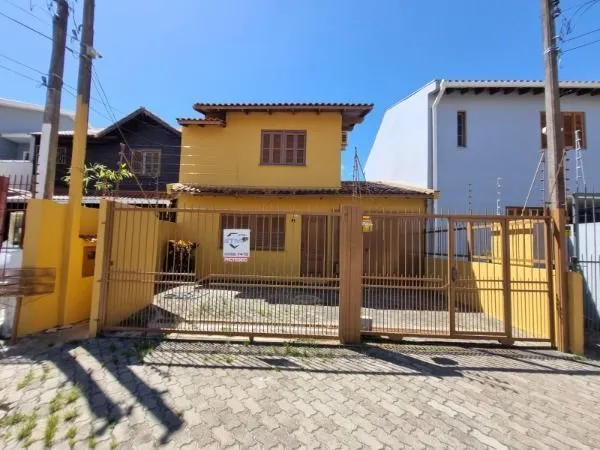 Sobrado em Porto Alegre, no bairro Vila Nova, com 3 dormitório(s), e 3 banheiros