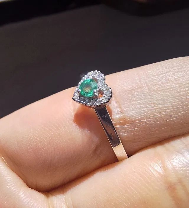 Anel Pavé em Ouro Branco 14k com Diamantes e Esmeralda - Foto 4