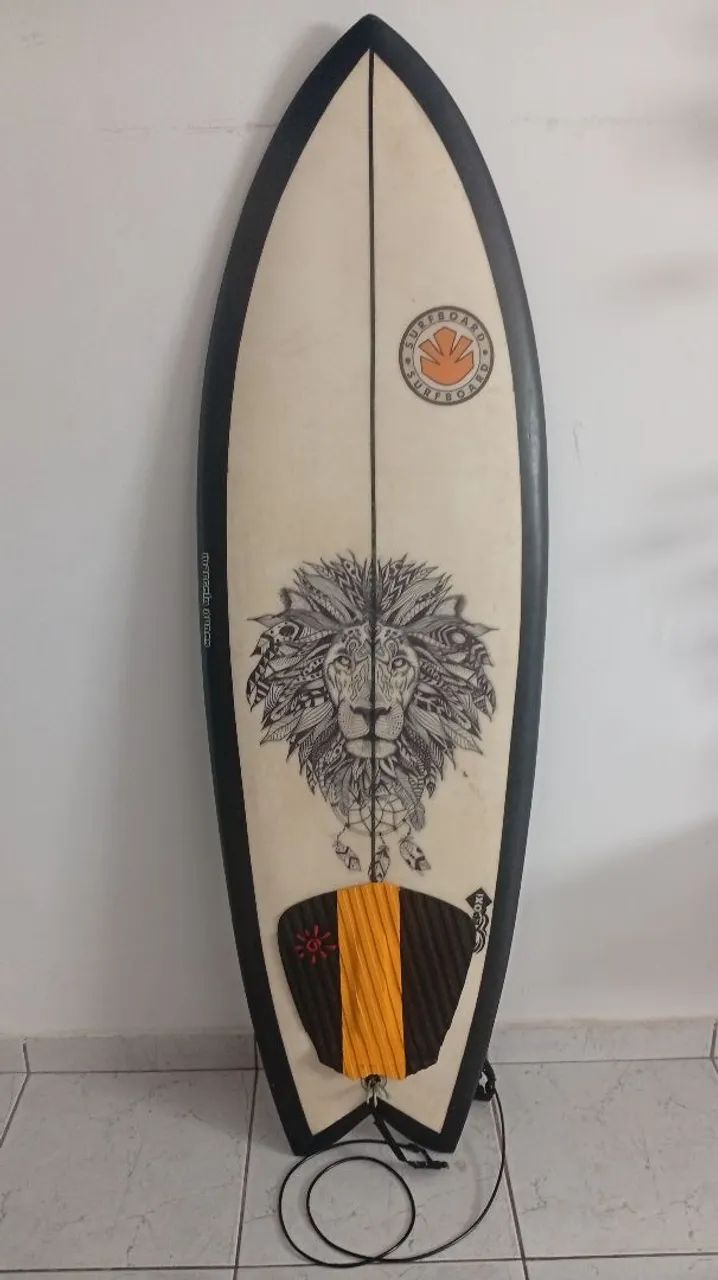 Prancha de Surf Fish Semi-nova 5'9 com Deck + Leash Incluído.