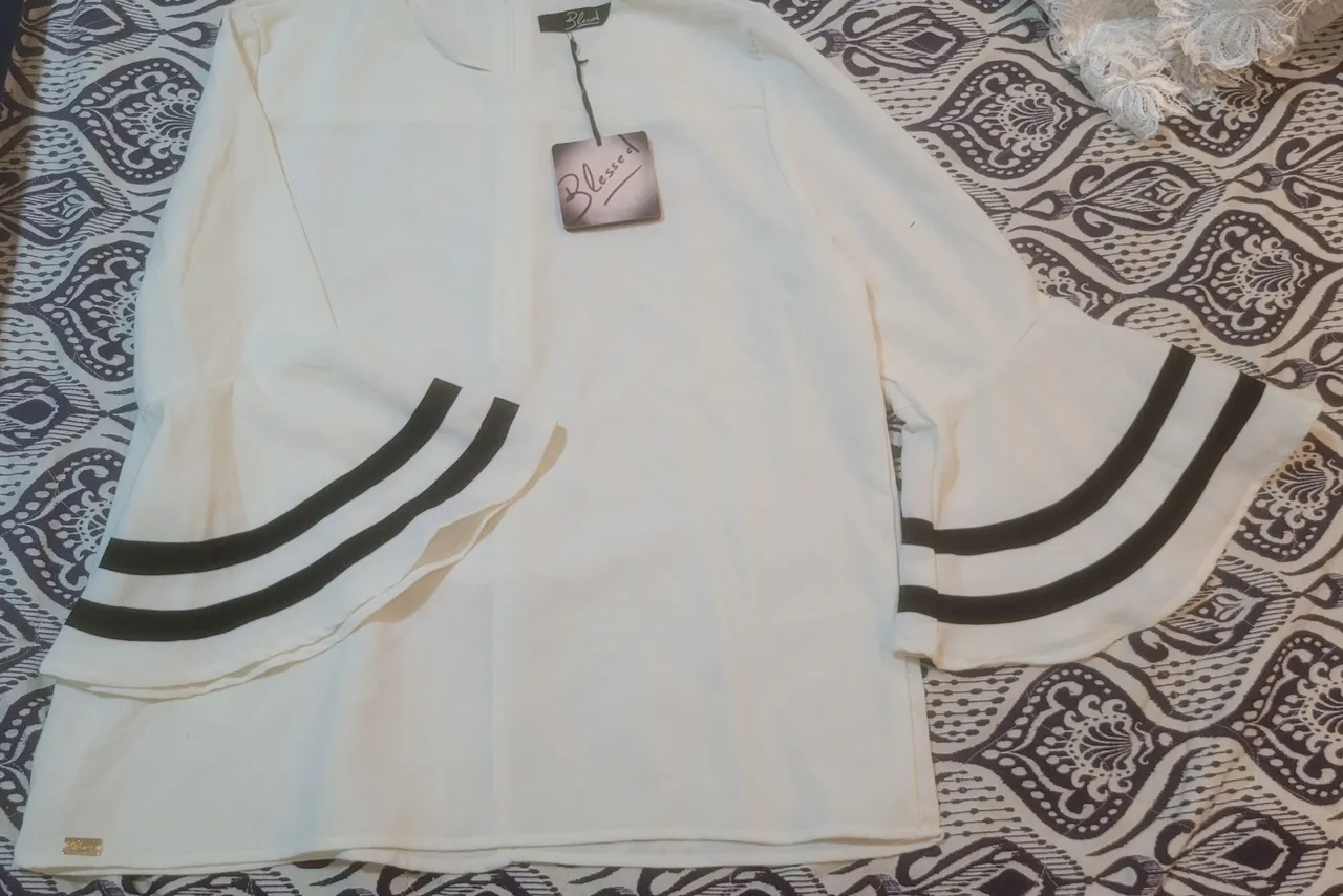 Blusa Branca com Detalhes nas Mangas