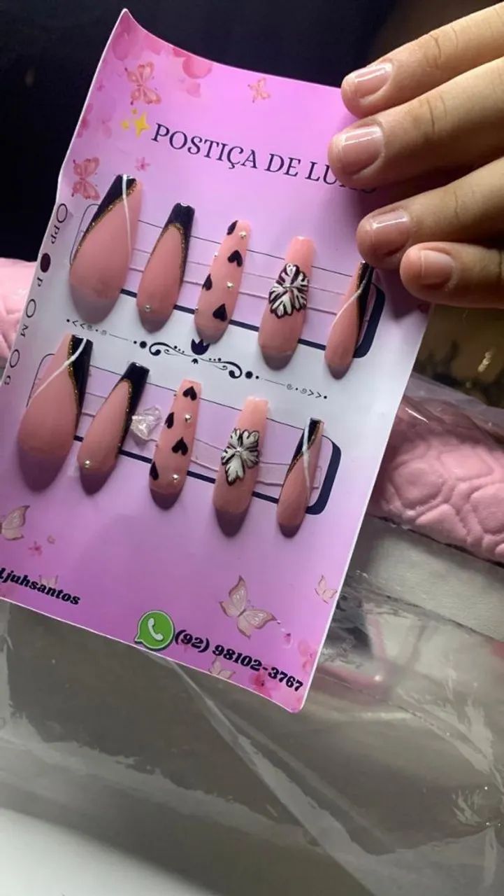 Postiças realistas com Esmaltação em Gel 