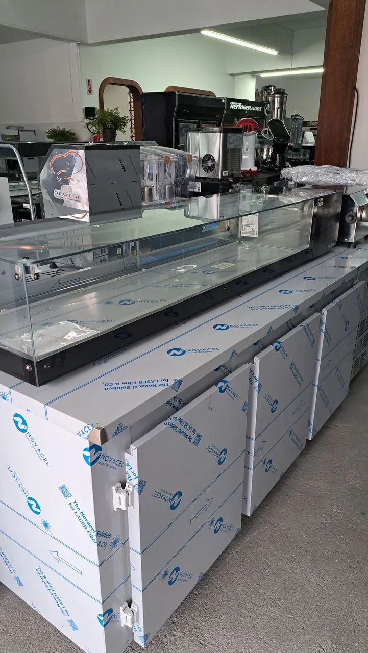 A. Balcão refrigerado inox