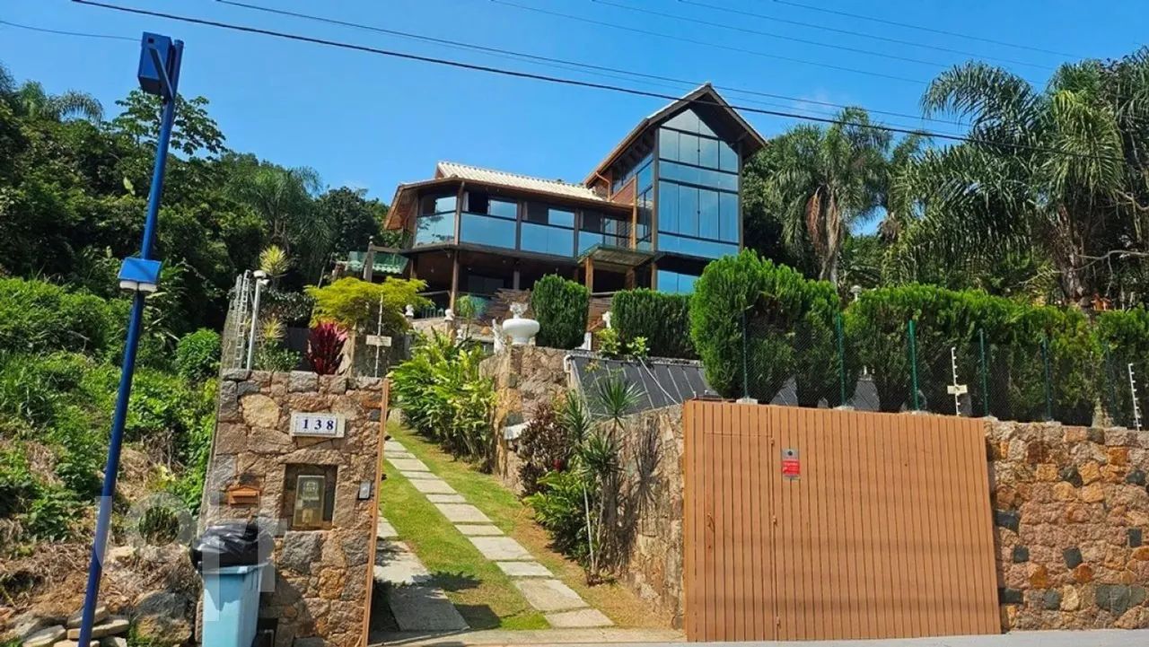 Casa à venda em Praia Brava com 450 m², 4 quartos, 4 suítes, 8 vagas