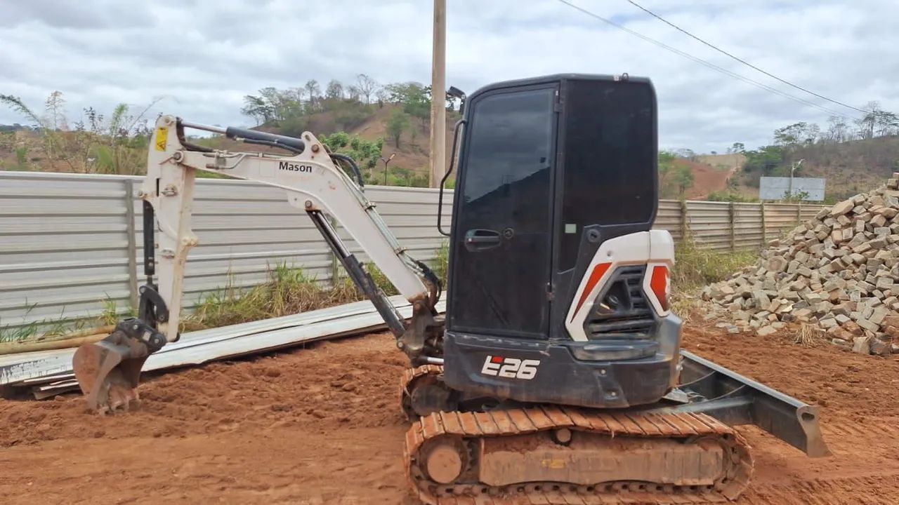 Mini escavadeira Bobcat E26 cabinada semi nova  - Foto 4