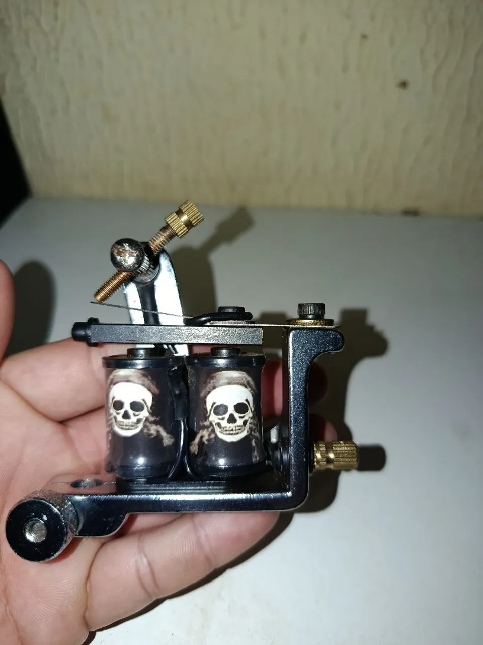 Máquina de tatuagem profissional com design de caveira