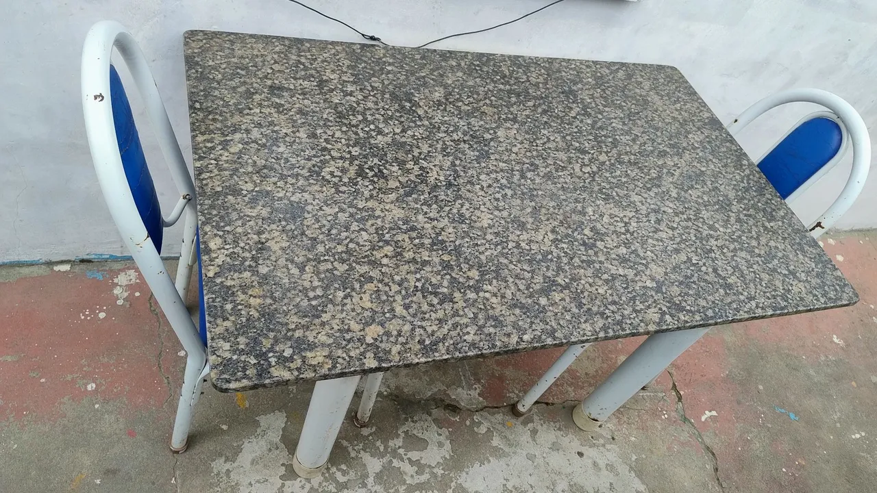 Mesa de mármore com 2 cadeiras 