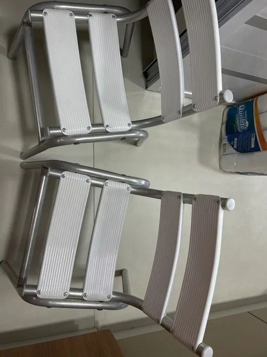 Cadeiras infantis brancas em alumínio