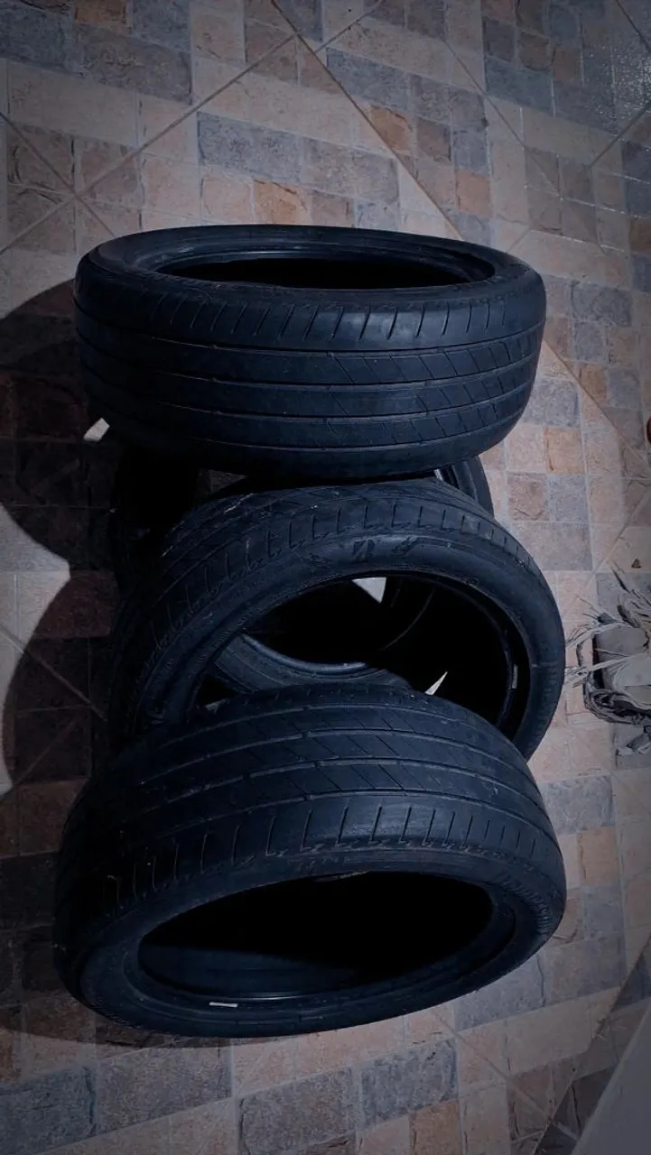 Vendo 4 pneus 17 Bringestones originais <br>Aceito cartão