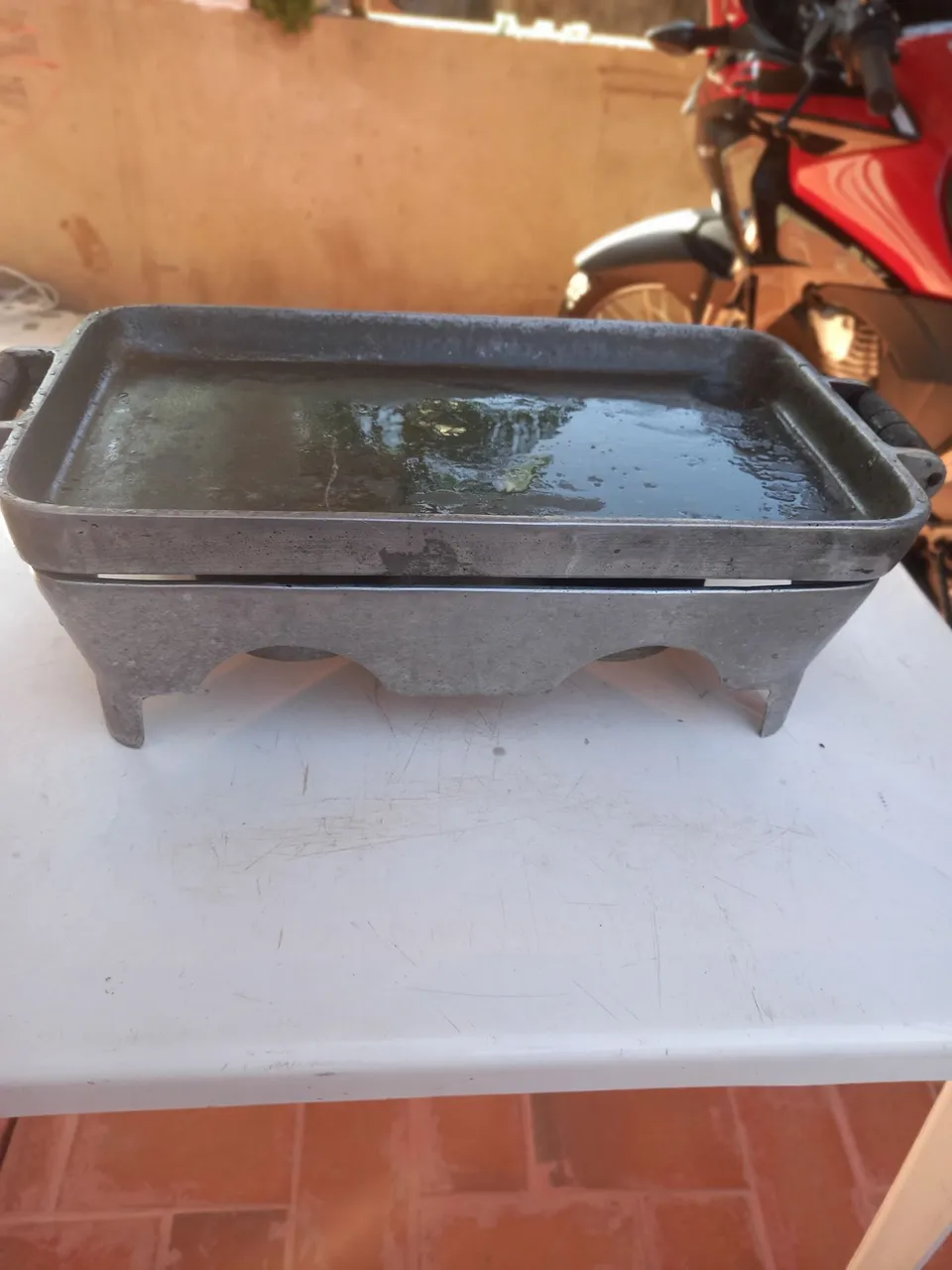Chapa/Grelha de Ferro Fundido com Suporte - Perfeita para Churrasco!