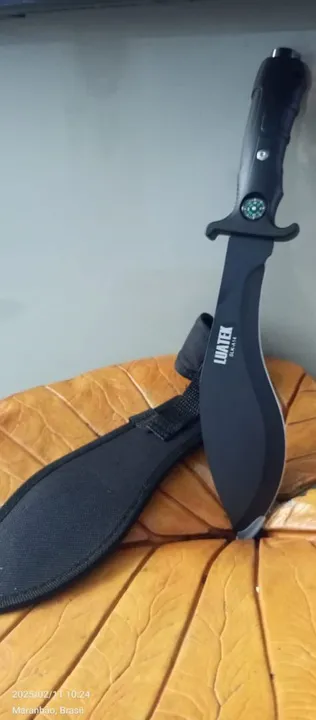 Faca tática com bainha