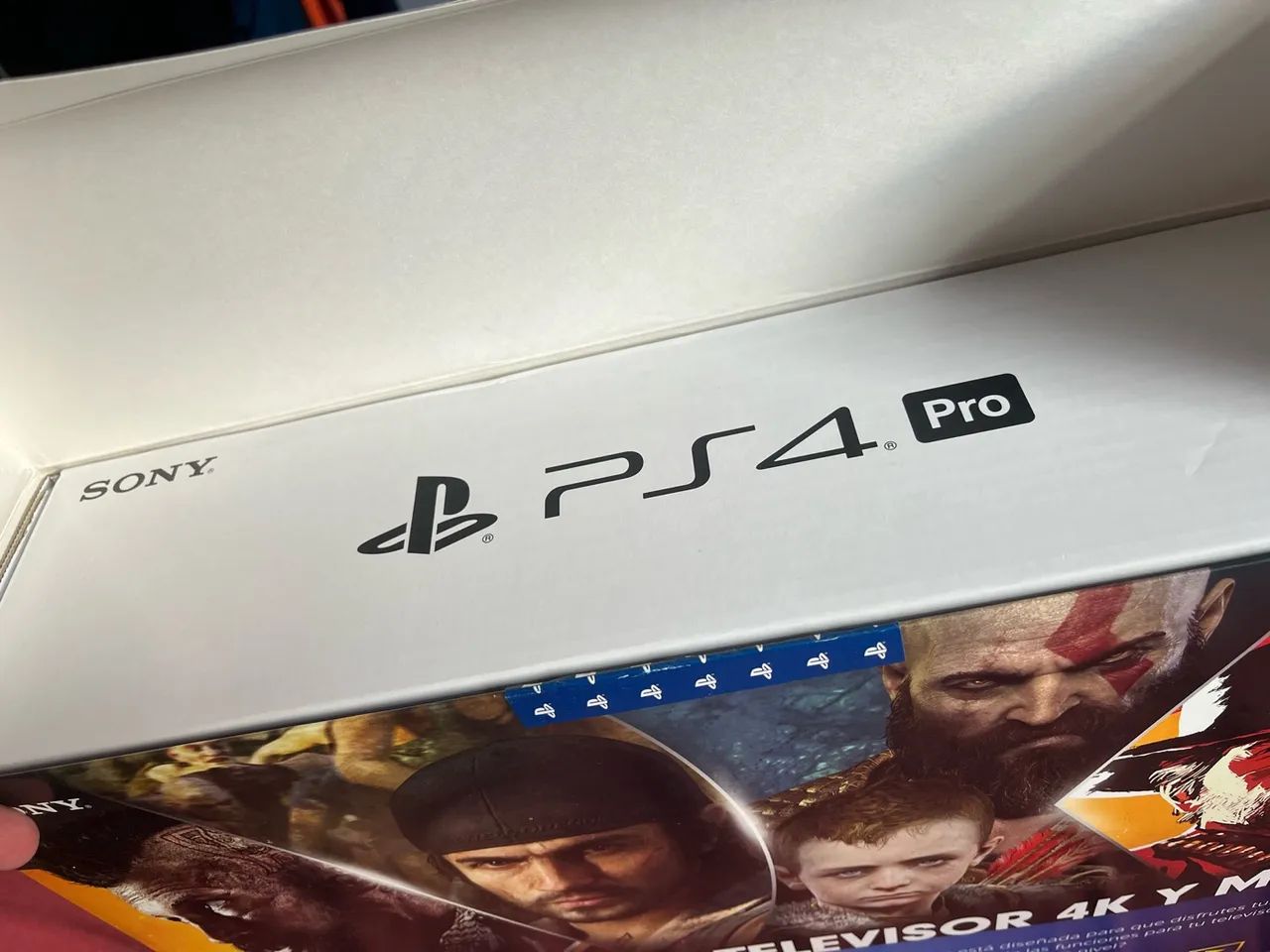 PS4 Pro - com 2 controles e talvez 3 jogos.