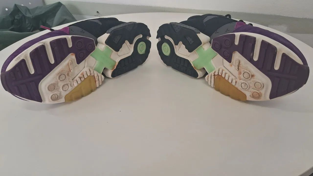 Adidas ZX Torsion na cor roxa, preta e branca - Calçados - Novo