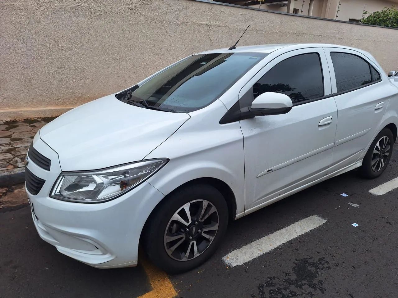 Vende-se Onix Joy 2016/2018 - Branco - $ 48.900,00
