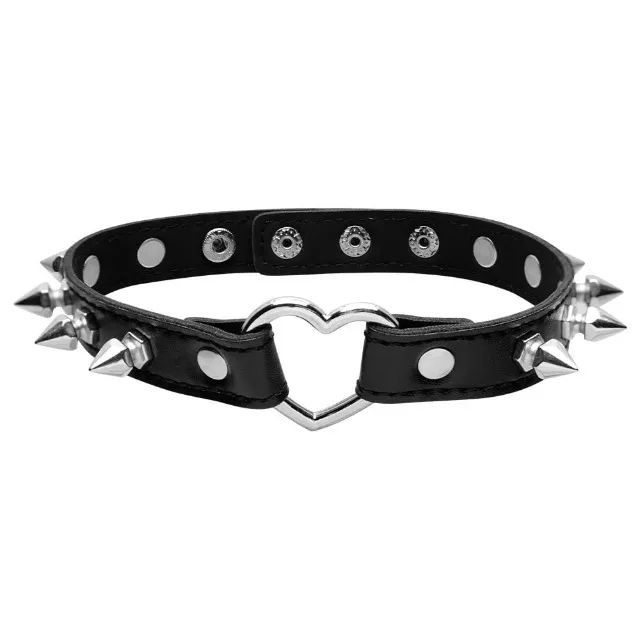 Choker preta com spikes e argola coração (coleira/gargantilha/colar)