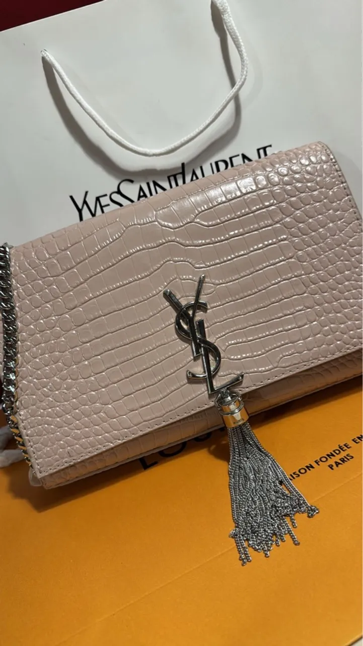 Bolsa YSL de Couro Rosa com Detalhes Prateados
