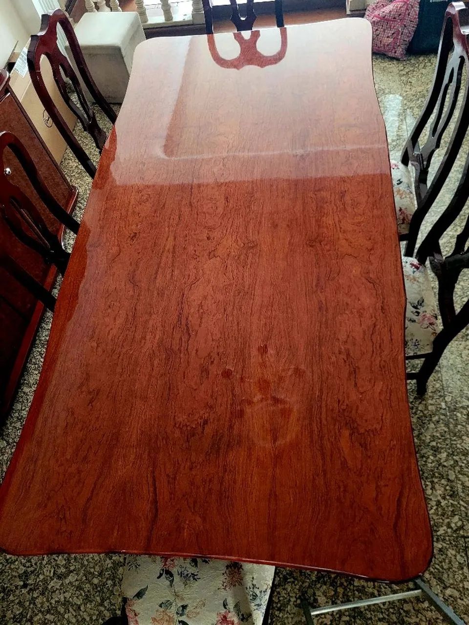 Mesa de jantar de madeira elegante