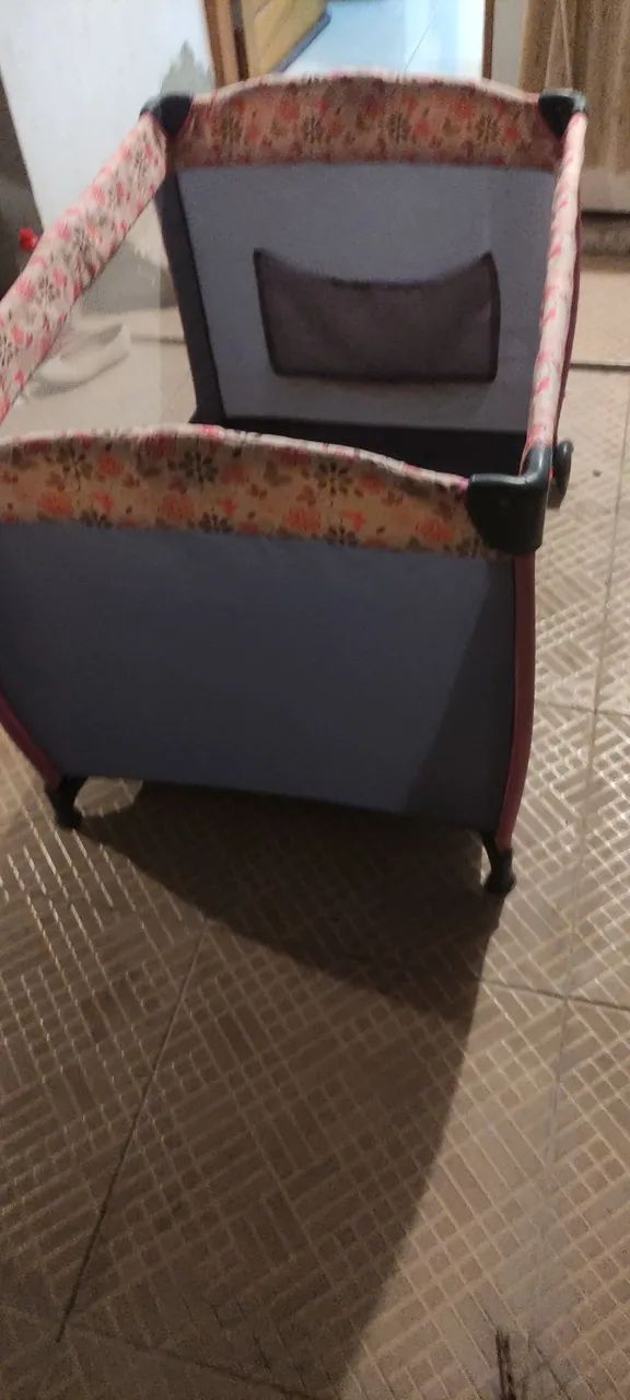 Berço portátil infantil com estampa floral - Foto 2