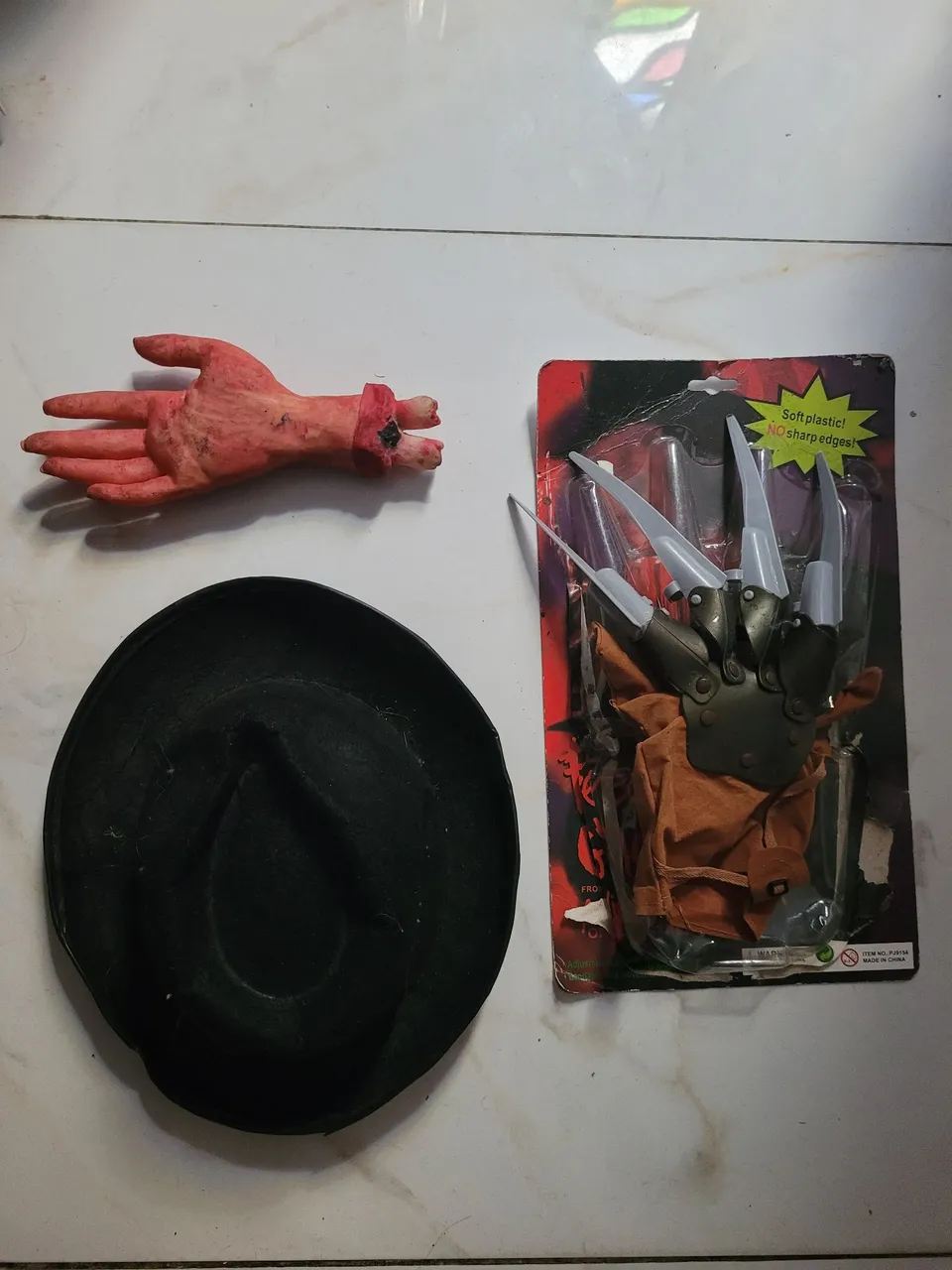 Kit Freddy Krueger luva , chapeu e mao decepada - Halloween fantasia terror horror figure