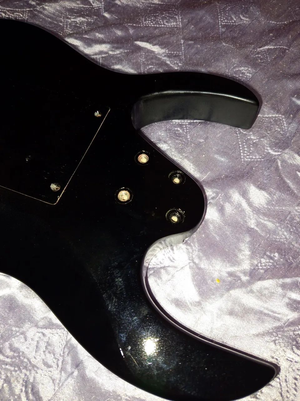 Guitarra Corpo Sólido - Preto com escudo e tampa traseira em madeira. - Foto 5