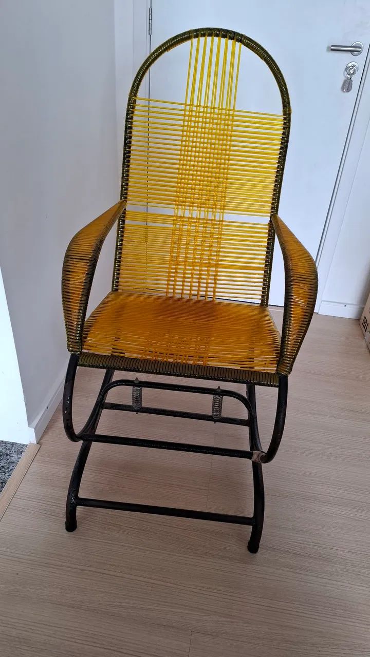 Cadeira de Balanço Amarela