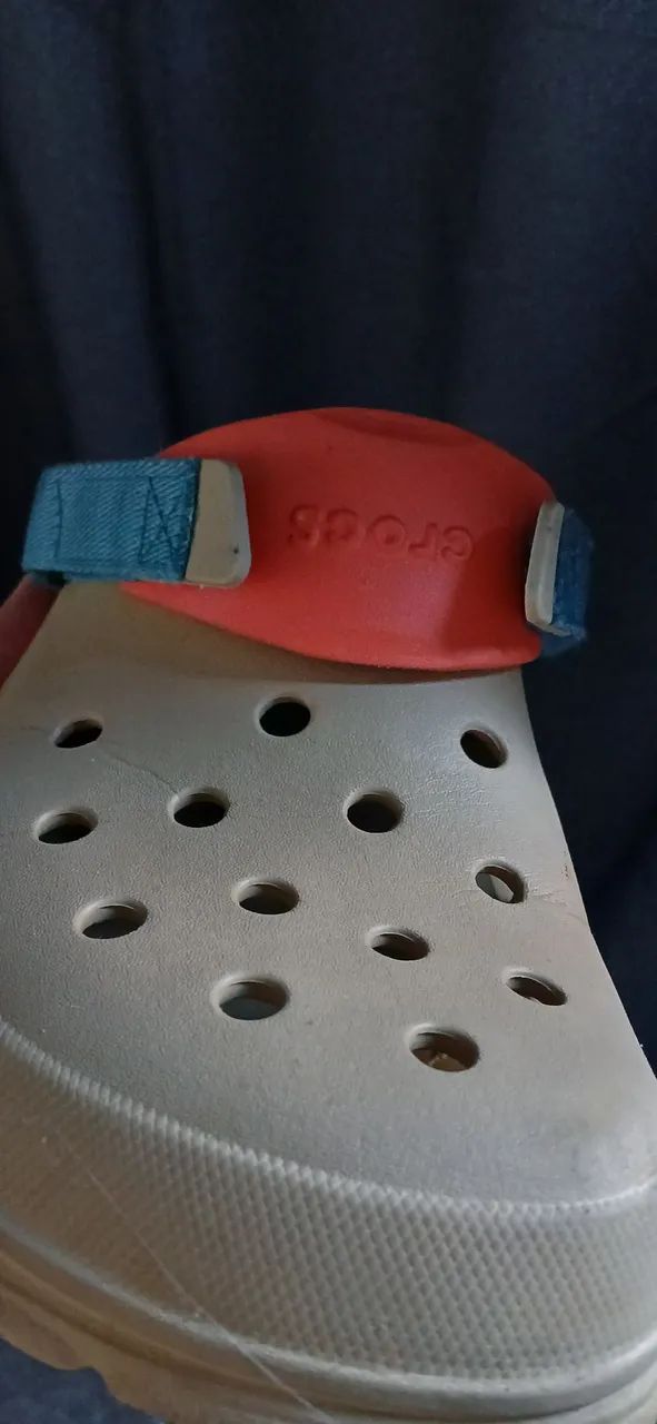 Crocs Bege com Detalhes Coloridos - Foto 2