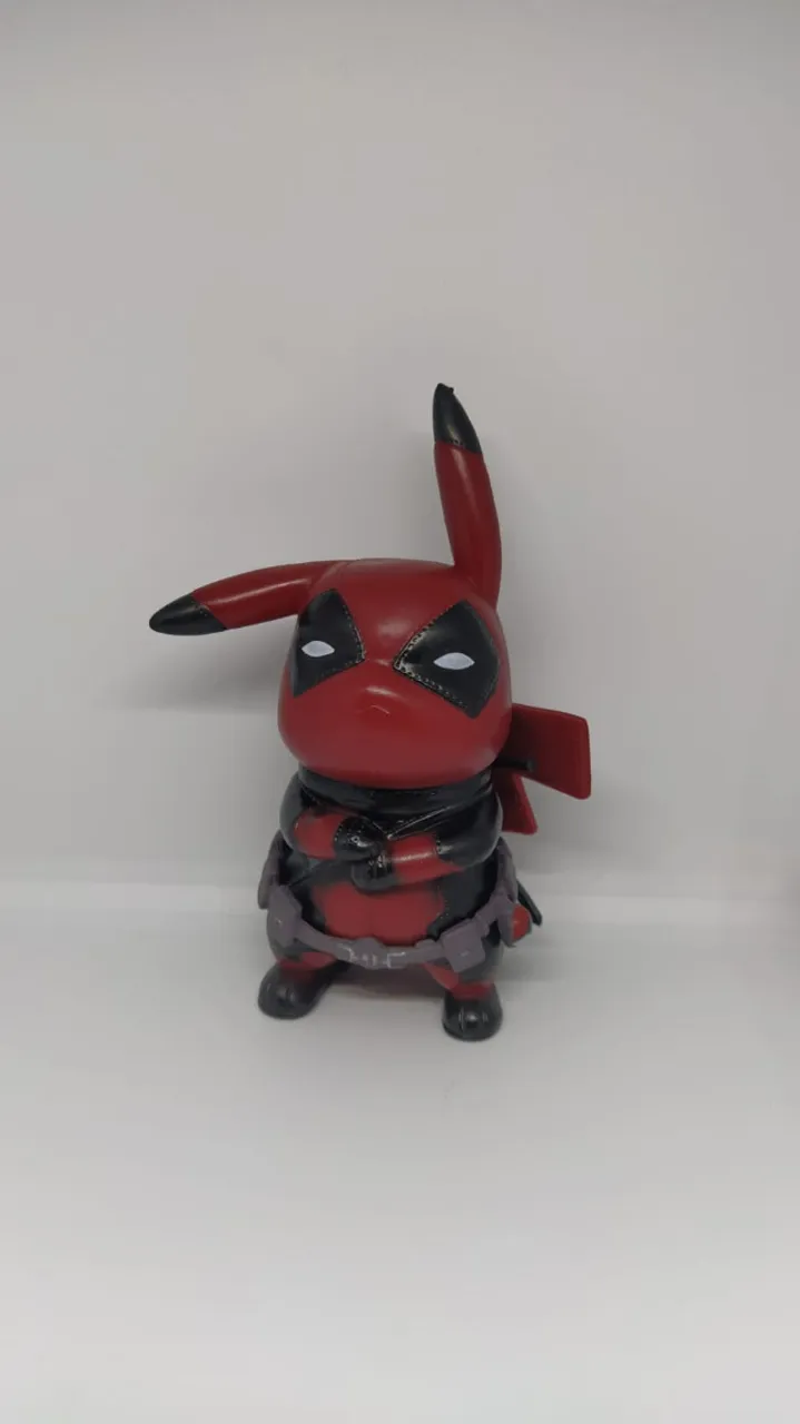 Boneco Action Figure Pikachu Fantasiado de Deadpool