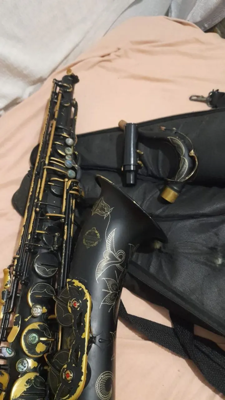 Saxofone Tenor Black com Detalhes Dourados