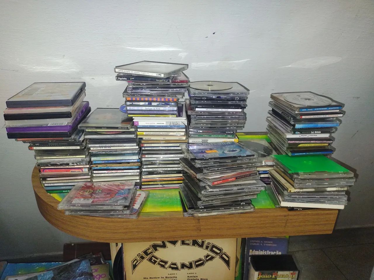 Lote com 100 Cds, originais, gêneros diveros, bom estado. - Foto 2