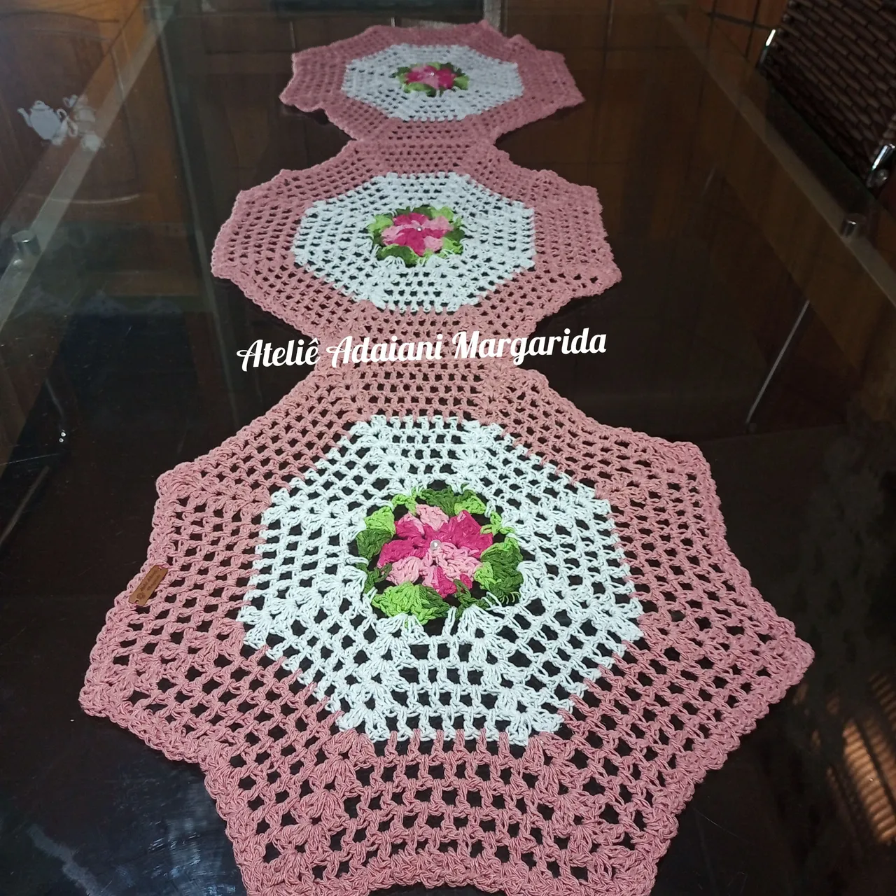 Caminho de Mesa de Crochê Artesanal com Flores