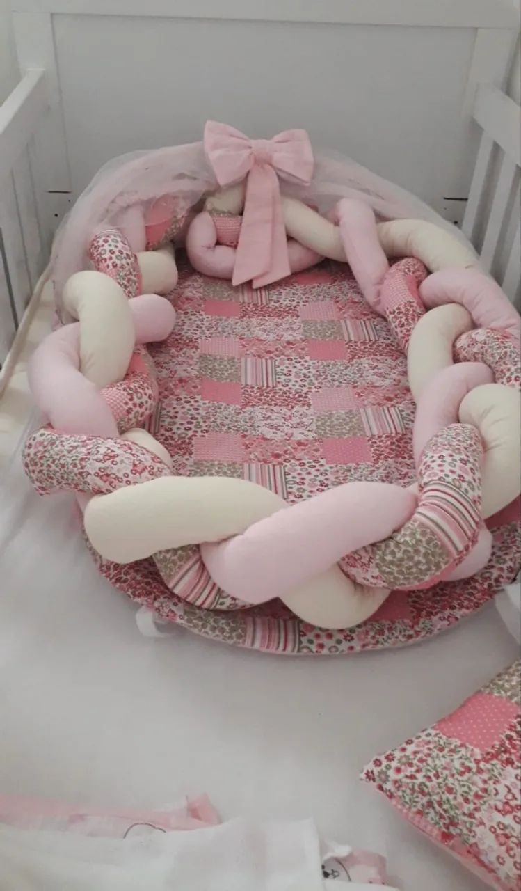 Ninho de Bebê rosa com estampa rosa de flores