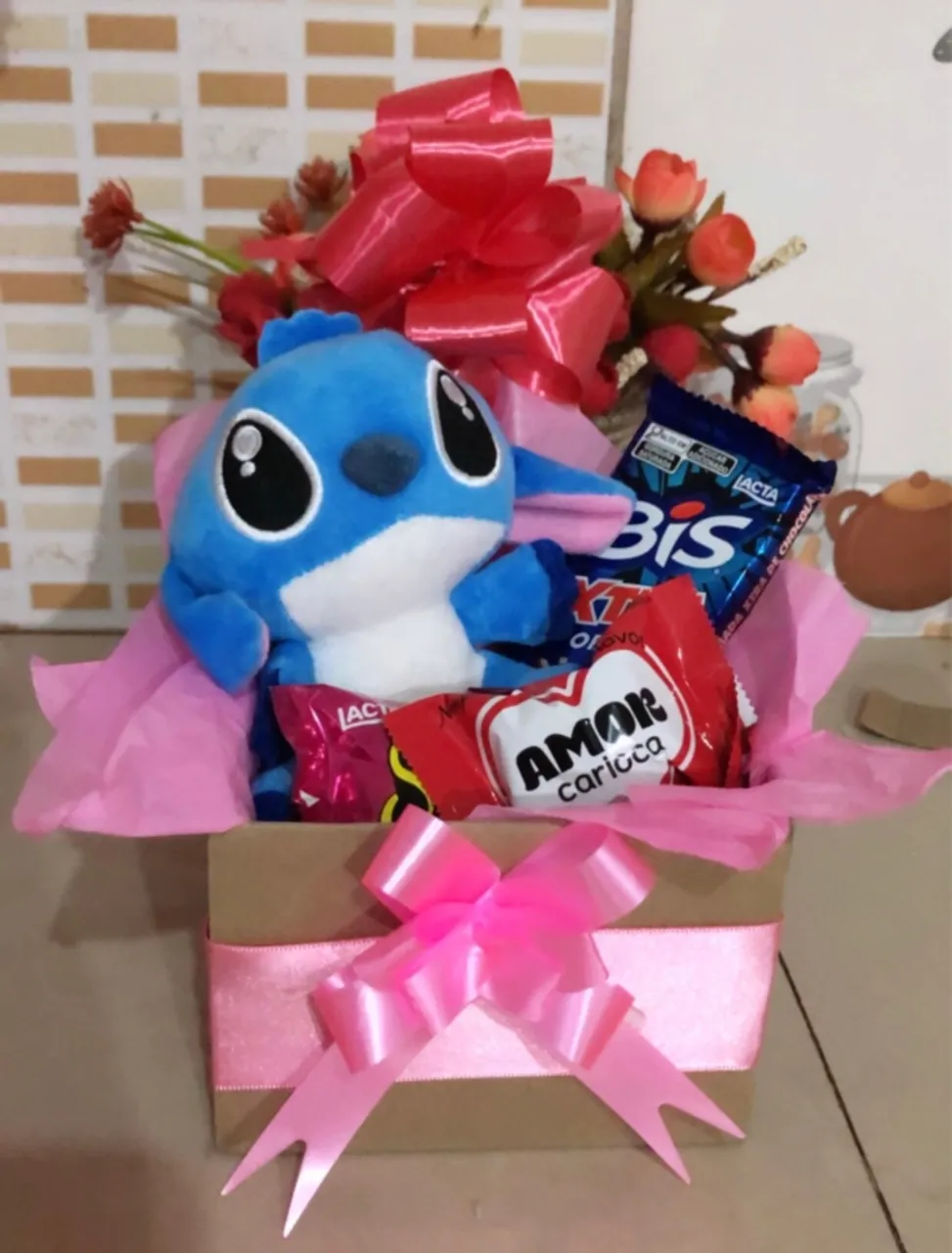 Cesta Stitch com Doces e Pelúcia