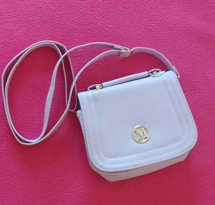 Bolsa lilás ( pode ser usada mão ou lateral)