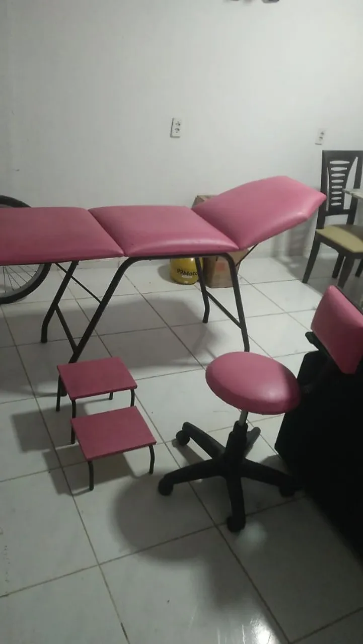 Vendo: Maca, escadinha e cadeira para designer de sobrancelhas.