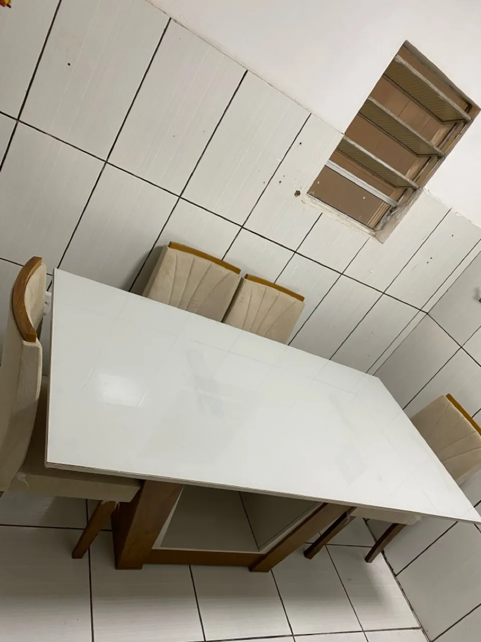 Mesa de jantar branca com 6 cadeiras impermeáveis