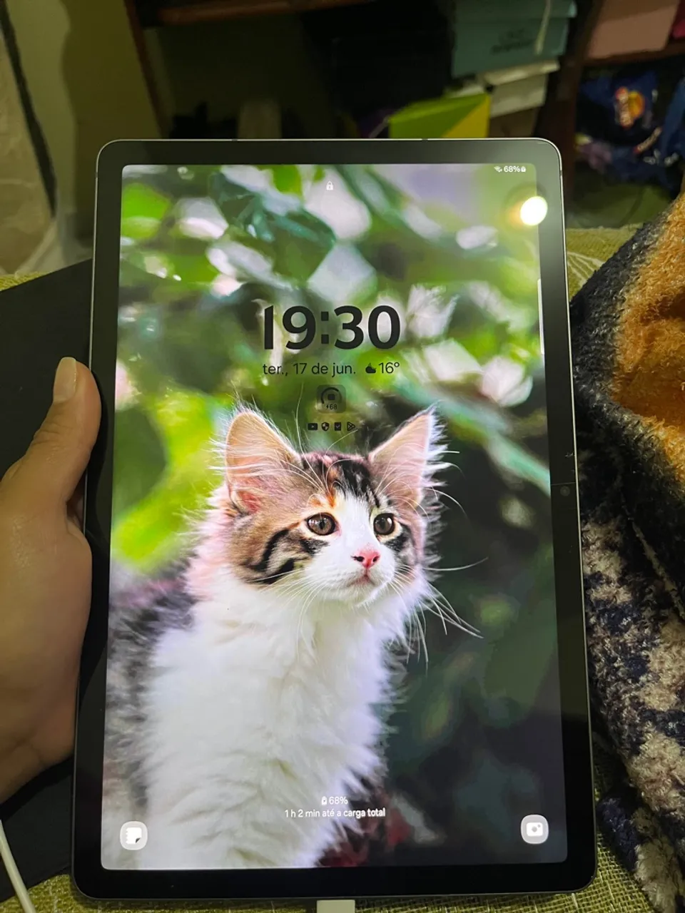 Tab s9 fe com um pequeno trinco na tela quase imperceptível
