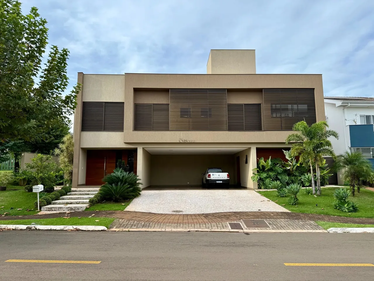 Casa em condomínio à venda - 433,09m²