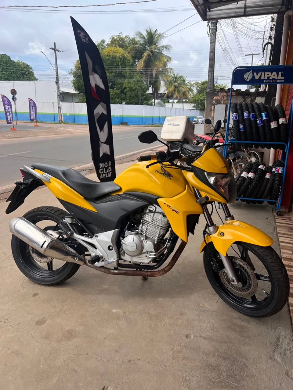 CB 300 em perfeito estado de conservação no ponto de transferir não tem nada para fazer.
