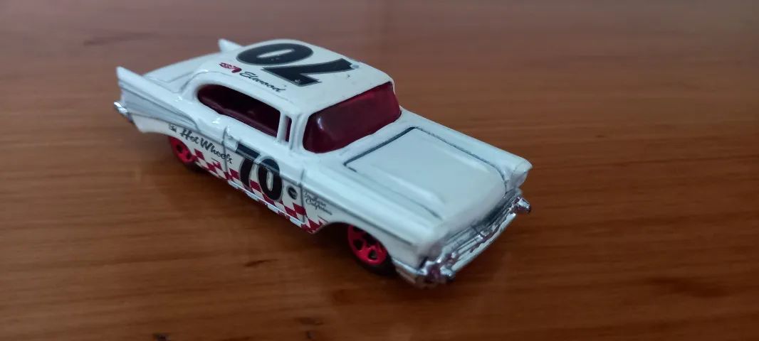 '57 Chevrolet Bel Air - Hot Wheels 2008 Auto Affinity: Rockin' Rods -  Abre o capô