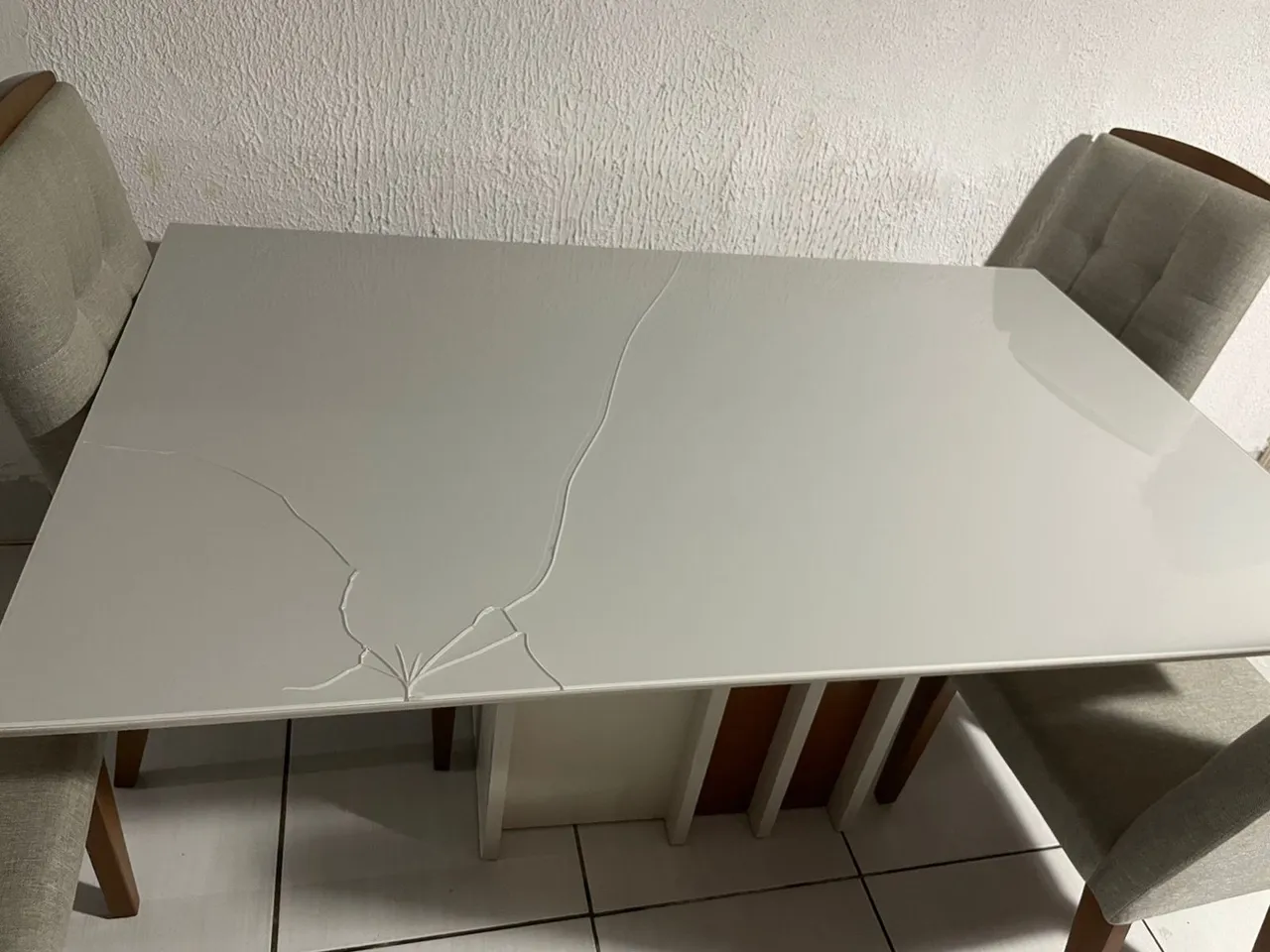 Mesa de Jantar Branca - Detalhe no Tampo